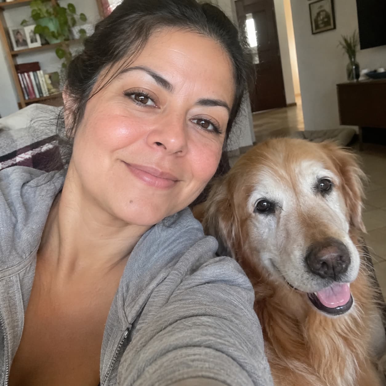 files/Firefly_gpt-image_An_organic_casual_selfie_taken_with_an_iPhone_front_camera_by_a_Mexican_woman_in_her_234632.jpg