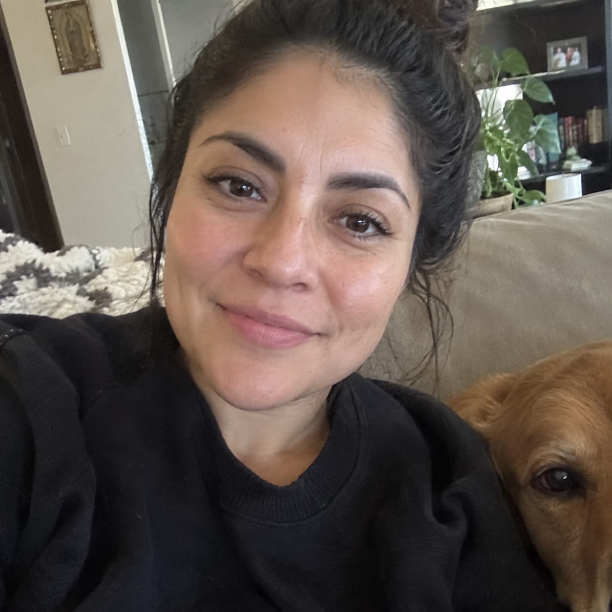files/Firefly_gpt-image_An_organic_casual_selfie_taken_with_an_iPhone_front_camera_by_a_Mexican_woman_in_her_234632_1.jpg